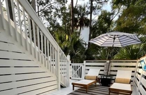 Twin Oaks Cottage | Coastal Farmhouse. Incredible Renovation. Nicest Decor on the Island! $250 Beach Gear Credit Avail