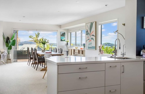 Birkenhead House | Coastal Getaway with Seaview and Deck
