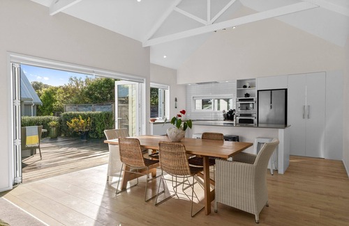 Mangawhai Heads House | Coastal Golf Getaway - Modern, sunny holiday home with great indoor and outdoor entertaining spaces in handy location