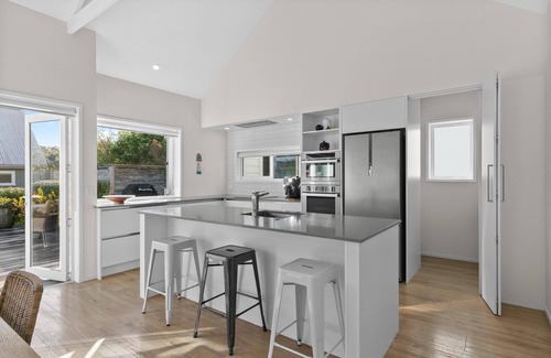 Mangawhai Heads House | Coastal Golf Getaway - Modern, sunny holiday home with great indoor and outdoor entertaining spaces in handy location