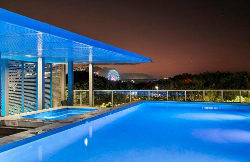 Cairns Central Business District Apartment | Coastal Harbour lights -Pool Gym & prime Location