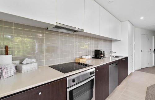 Cairns Central Business District Apartment | Coastal Harbour lights -Pool Gym & prime Location