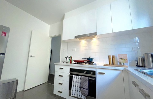 Elwood Apartment | Coastal Haven in Elwood - 5 mins to Beach. Private Courtyard!