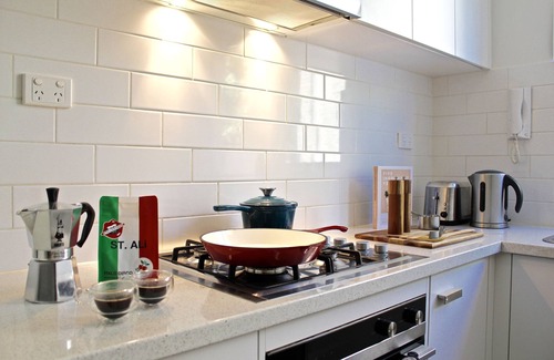 Elwood Apartment | Coastal Haven in Elwood - 5 mins to Beach. Private Courtyard!