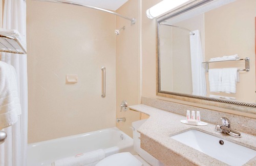 Wilmington Hotel | Coastal Inn & Suites - Wilmington, NC