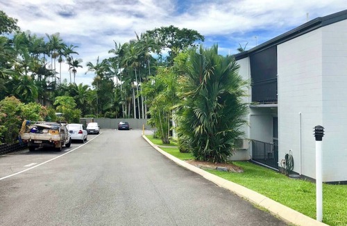 Edge Hill Apartment | Coastal Living near Shops and Botanical Gardens