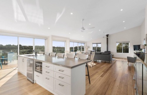 Rye House | Coastal Luxury - Perfect for 2-3 families to enjoy fabulous open plan living.