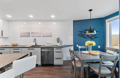 Newbury House | Coastal Modern Beachfront Chalet, sleeps 10+