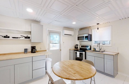 Sorrento Apartment | Coastal New England Gem | All-New Kitchen & Finishes | Short Walk to Harbor