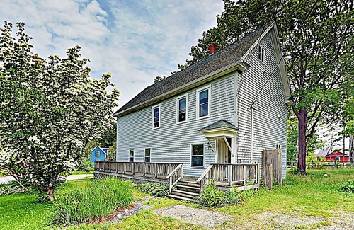 Sorrento House | Coastal New England gem with decks - 1 block to Sorrento Harbor