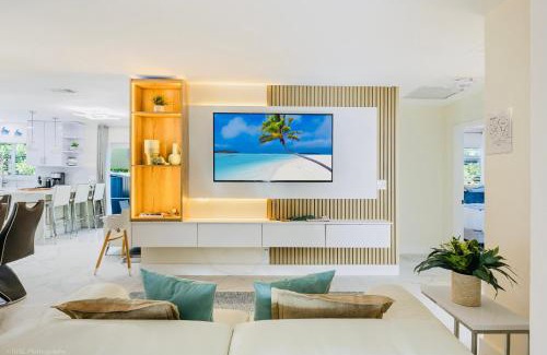 South Lake Villa | Coastal Paradise - Game Room, Minigolf, 4 Bedrooms, 7 min to Beach & BBQ