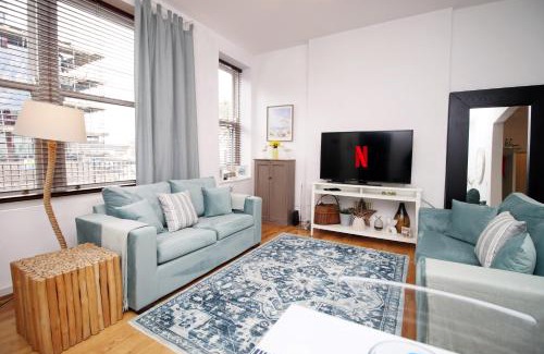Penarth Apartment | Coastal penarth dream! Close to Cardiff superb location near bars and restaurants! Dog friendly and welcome breakfast pack!