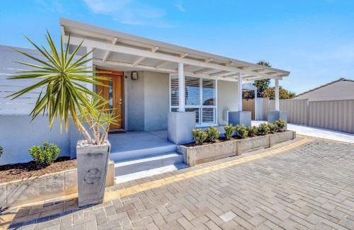 Beldon House | Coastal Poolside Retreat