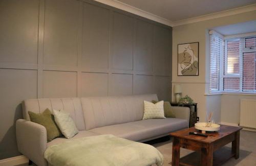 Peacehaven Apartment | Coastal Retreat - Brighton - Near the Beach