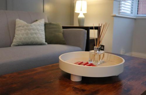 Peacehaven Apartment | Coastal Retreat - Brighton - Near the Beach