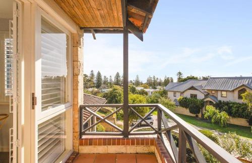 Cottesloe House | Coastal Retreat-Spacious 4BR Walk to Beach