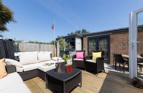 East Wittering House | Coastal Retreat with Hot Tub Walk to Beach