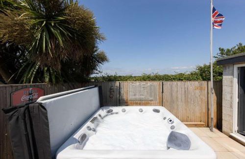 East Wittering House | Coastal Retreat with Hot Tub Walk to Beach