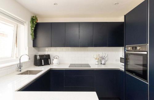 East Wittering House | Coastal Retreat with Hot Tub Walk to Beach