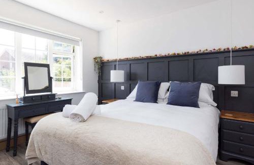 East Wittering House | Coastal Retreat with Hot Tub Walk to Beach