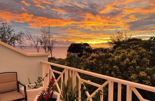 Enterprise Condo | Coastal Serenity - Rooftop Terrace, 1 minute to ocean