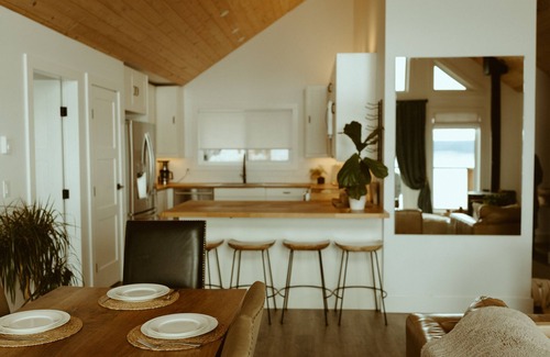 Powell River House | Coastal Storm Watching Retreat, Pet Friendly, Sauna (add-on) Hot Tub & Fireplace