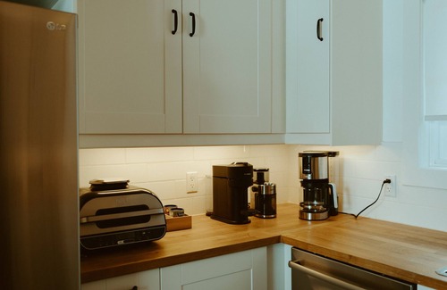 Powell River House | Coastal Storm Watching Retreat, Pet Friendly, Sauna (add-on) Hot Tub & Fireplace