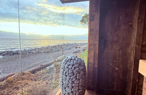 Powell River House | Coastal Storm Watching Retreat, Pet Friendly, Sauna (add-on) Hot Tub & Fireplace