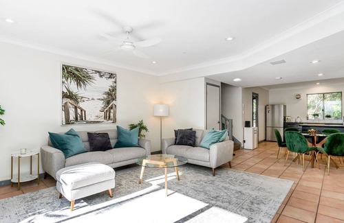Belongil House | Coastal Townhouse - Minutes from the Beach and a short walk to town.