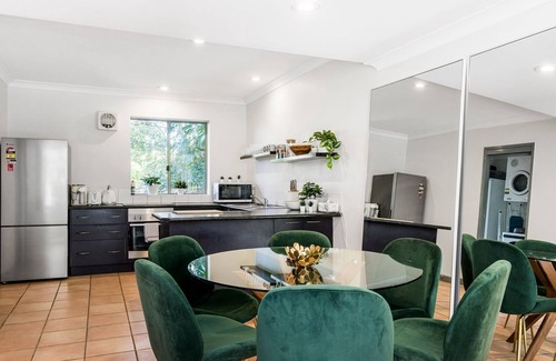 Belongil House | Coastal Townhouse - Minutes from the Beach and a short walk to town.