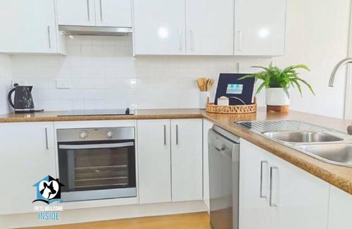 Aldinga Beach House | Coastal Vibe, 4 beds Short Walk to the Beach