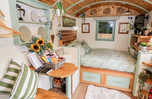 Northampton Cottage | COBBLERS CABIN, pet friendly, with open fire in Northampton
