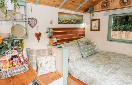 Northampton Cottage | COBBLERS CABIN, pet friendly, with open fire in Northampton