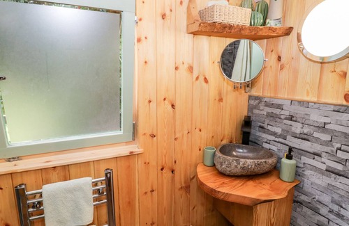 Northampton Cottage | COBBLERS CABIN, pet friendly, with open fire in Northampton