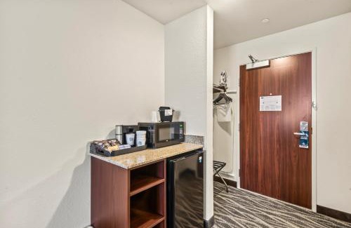 Waukesha Hotel | Cobblestone Hotel & Suites - Waukesha