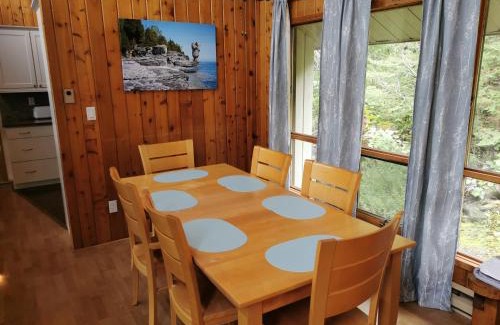 Northern Bruce Peninsula Ski Chalet | Cobblestone Waterfront cottage 4 Bedrooms, 2 Bathrooms, Sauna at Lion Head