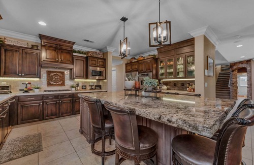 Clovis House | Cobbo's House - wow, luxe, hot tub, pool, gym, gazebo, games, pickleball, bikes
