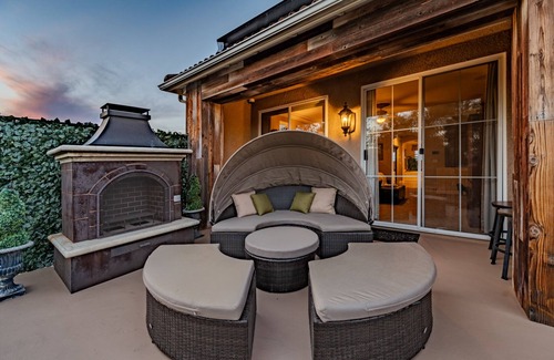 Clovis House | Cobbo's House - wow, luxe, hot tub, pool, gym, gazebo, games, pickleball, bikes
