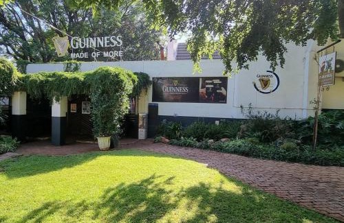 Hartbeespoort Cabin | Cock & Bull Restaurant - Pub - Accommodation