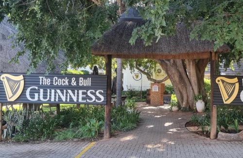 Hartbeespoort Cabin | Cock & Bull Restaurant - Pub - Accommodation