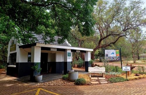 Hartbeespoort Cabin | Cock & Bull Restaurant - Pub - Accommodation