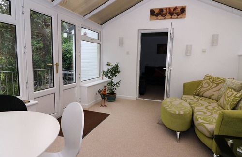 Llanybydder Cottage | COCKEREL COTTAGE, pet friendly, with a garden in Llanllwni