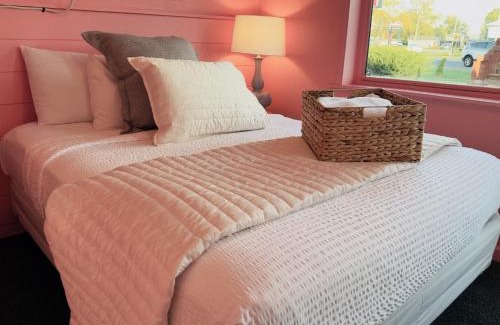 Sandusky Hotel | Cocktail Cabin Themed Guest Room
