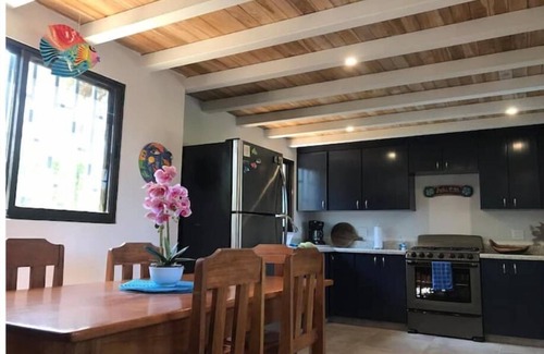 Junquillal House | Coco Loco Azul ❤️🌴🐬🐠Pool, Bikes 6 min walk to beach