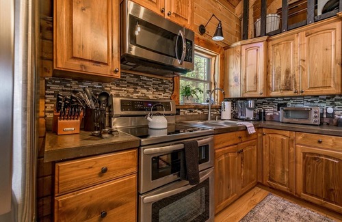 Munds Park Ski Chalet | Coco's Creekside Cabin with Hot Tub, Firepit, and AC/Heat in Munds Park!