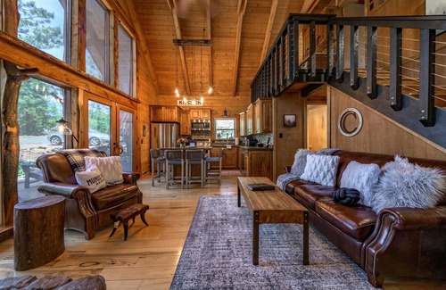 Munds Park Ski Chalet | Coco's Creekside Cabin with Hot Tub, Firepit, and AC/Heat in Munds Park!