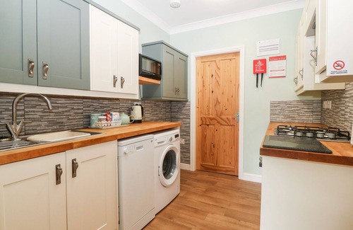 Groeslon Cottage | COED Y GLYN BACH EQUESTRIAN, pet friendly, with a garden in Penygroes