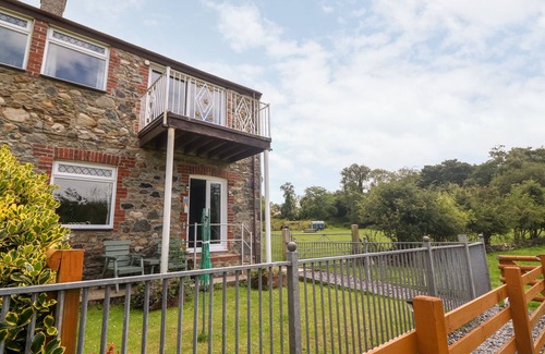 Groeslon Cottage | COED Y GLYN BACH EQUESTRIAN, pet friendly, with a garden in Penygroes