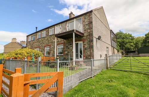Groeslon Cottage | COED Y GLYN BACH EQUESTRIAN, pet friendly, with a garden in Penygroes