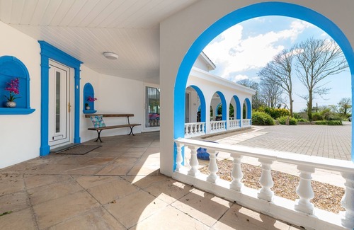 Llanfaelog House | Coed Y Llan: 5 bedroom holiday villa in Rhosneigr, easy walk to beach